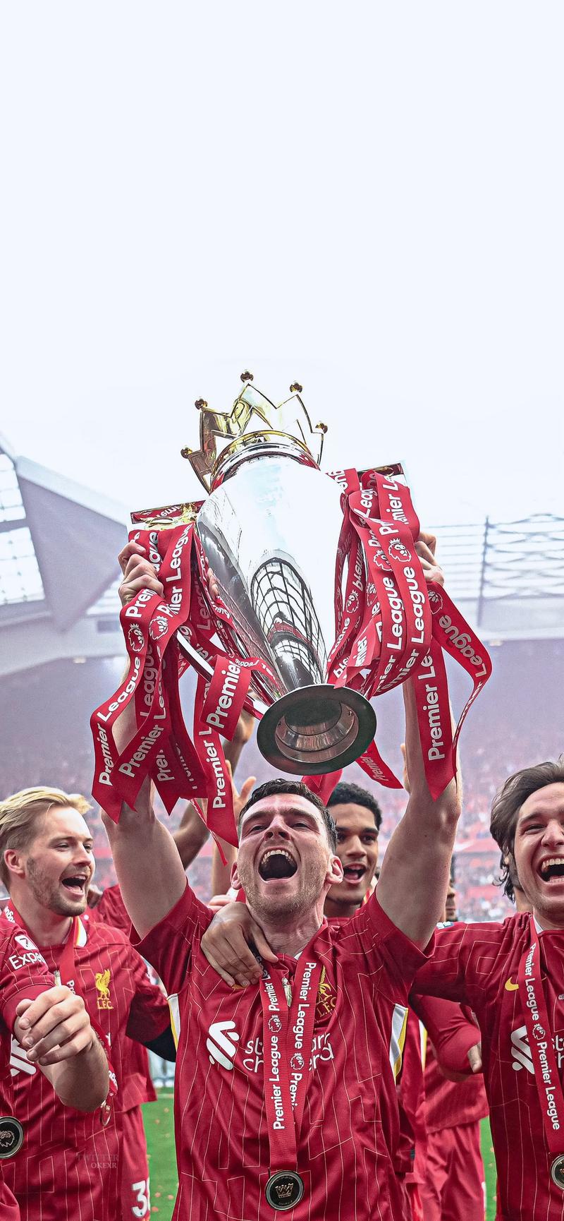 记者：不止巴黎和巴萨有意穆尼奥斯，曼城和切尔西也在关注他（记者：除巴黎与巴萨外，曼城、切尔西亦在关注穆尼奥斯）