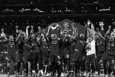 足球世界杯新晋黑马诞生，打法凶猛引世界关注（世界杯新黑马横空出世，强悍打法引发全球瞩目）