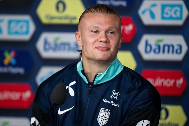 传记作者：莱万曾不满哈维的训练，他在波兰和拜仁都曾施压换帅（传记作者称莱万对哈维训练不满，曾在波兰与拜仁施压推动换帅）