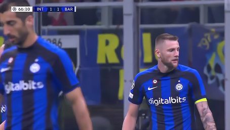 曼联、利物浦近五轮各1胜，英超积分榜曼联积22分，领先利物浦。（英超近五轮曼联与利物浦各仅一胜，曼联22分暂压利物浦）