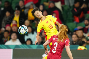 热爱皆平等，河南球迷赛前在球场外声援阿奇姆彭（热爱无差别：河南球迷赛前场外力挺阿奇姆彭）