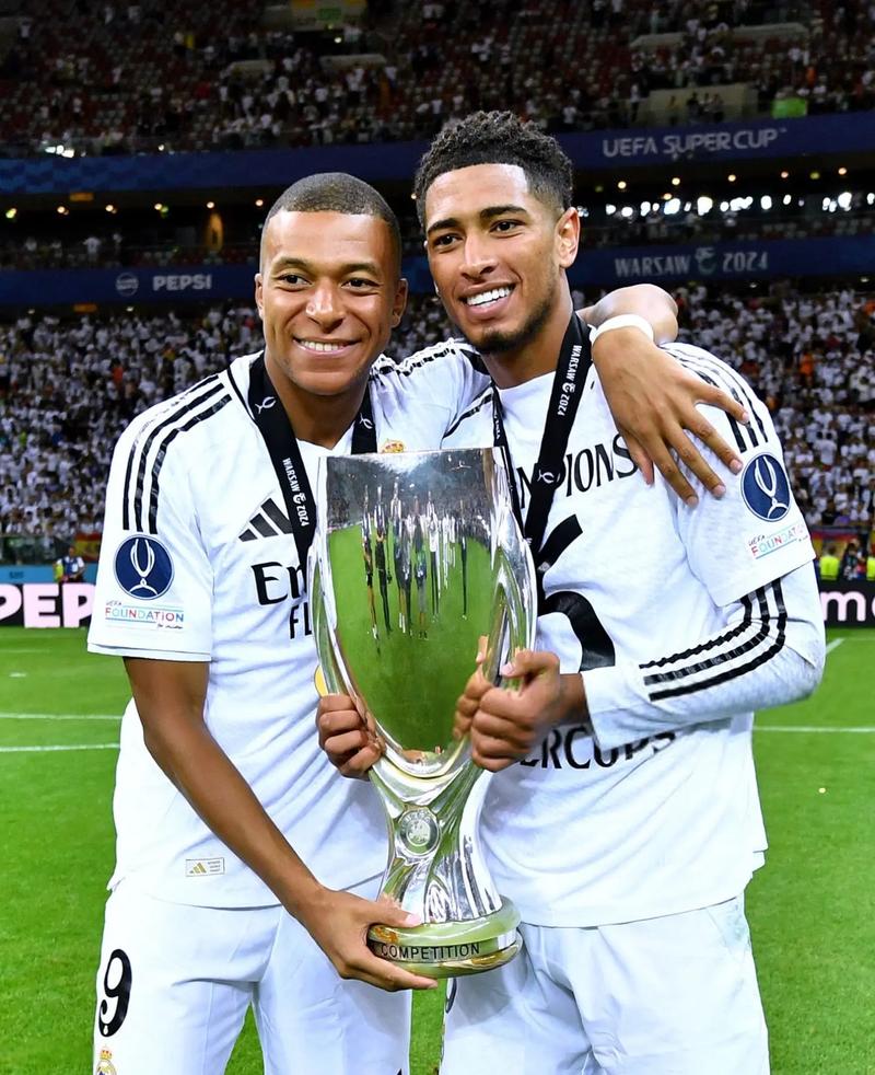 皇马本泽马梅开二度助球队取胜（本泽马双响助皇马告捷）